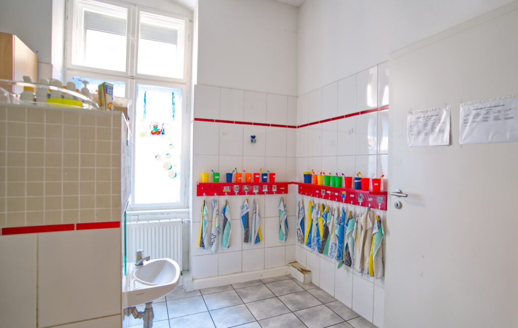 Das Badezimmer ist geräumig und bietet viel Platz um unseren Kindern Hygiene näher zu bringen.