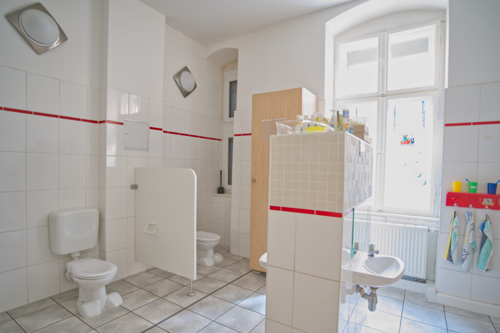 Das Badezimmer ist geräumig und bietet viel Platz um unseren Kindern Hygiene näher zu bringen.