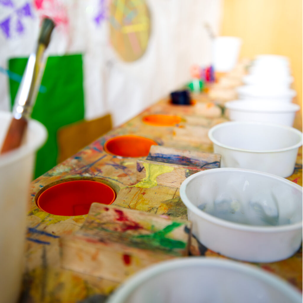 Künstlerische Erziehung in unserer Kita mit Buntstiften und Wasserfarben.