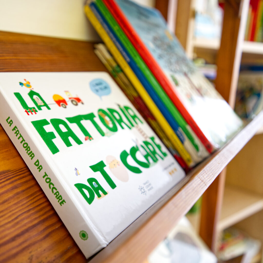 Bücher auf Deutsch und Italienisch in unserer zweisprachigen Kita.