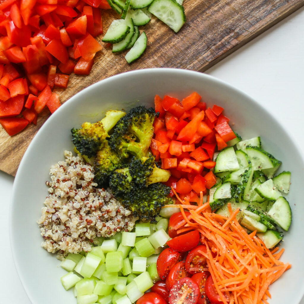 Cibo sano per i nostri bambini nel centro diurno. Verdure appena preparate con quinoa.